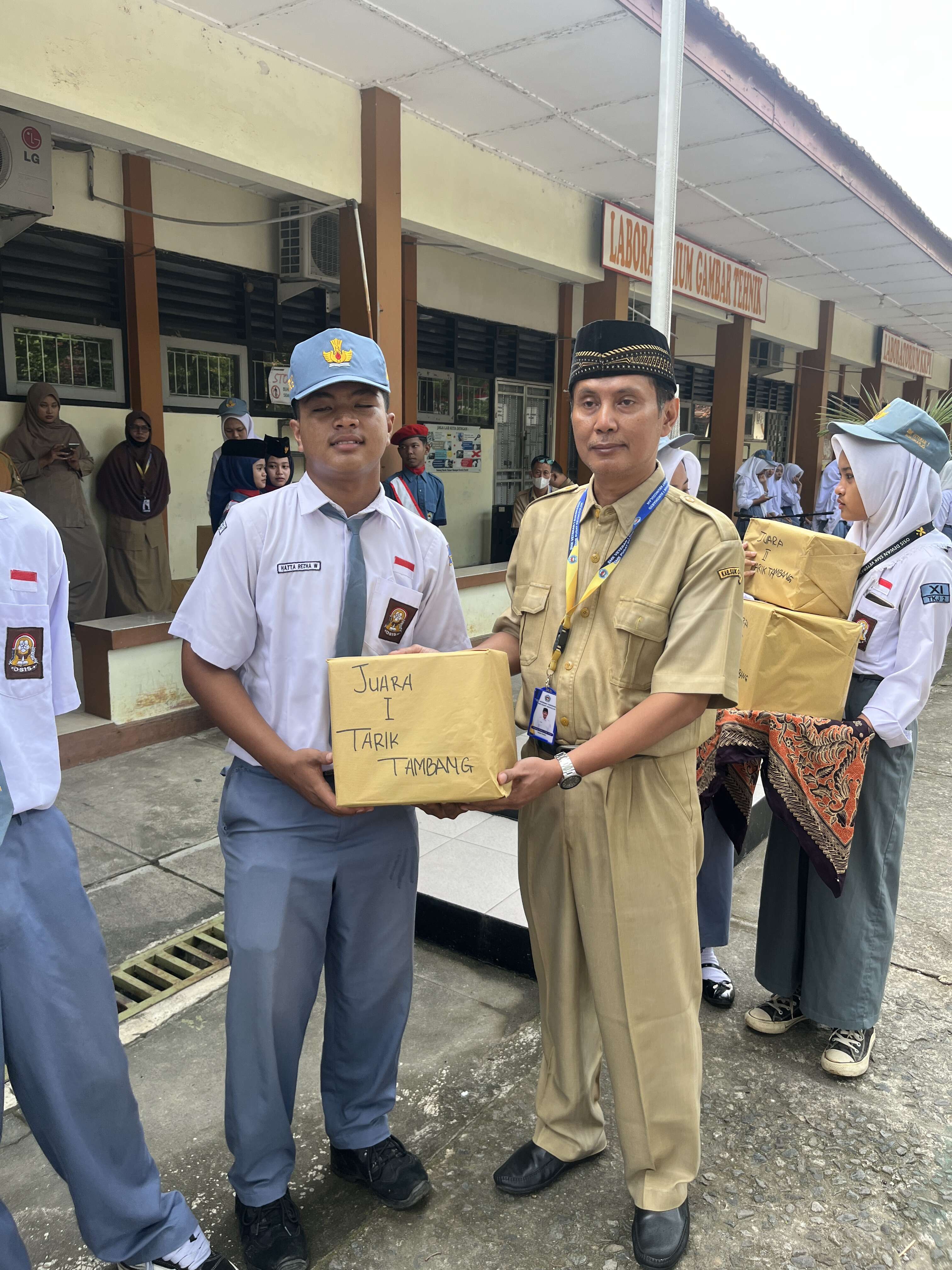Pemberian hadiah lomba jeda waktu semester
